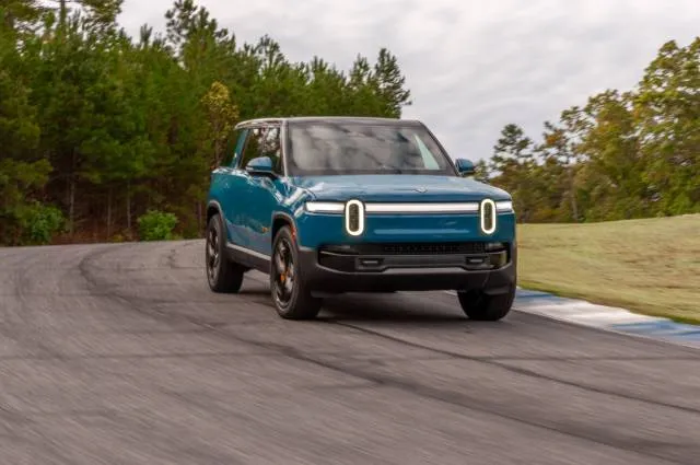 2025 rivian r1s m