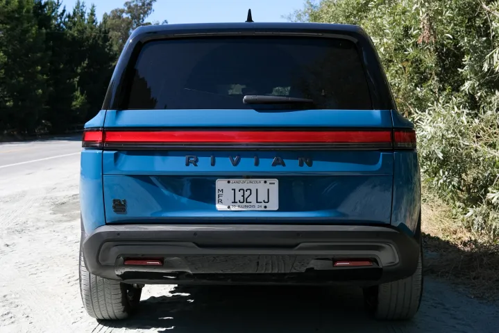 rivian r1s 2nd.jpg